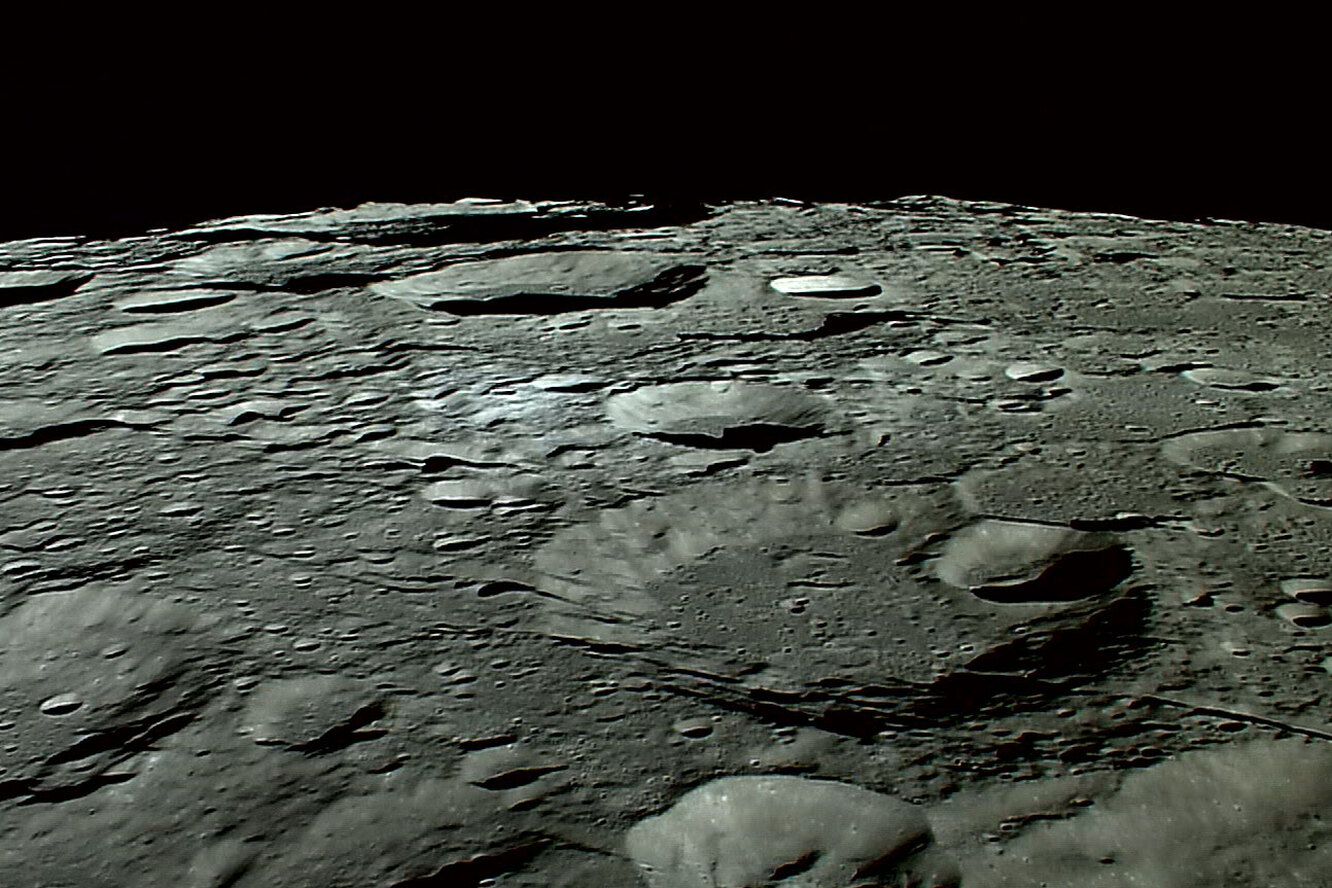 Японские космонавты будут исследовать поверхность Луны.