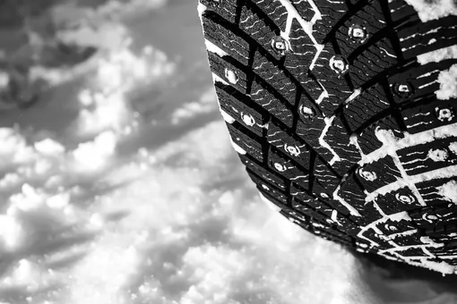 зимняя шипованная шина на снегу зимняя шипованная шина на снегу
