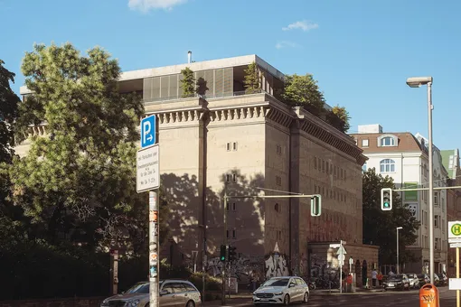 После воссоединения Германии на верхнем этаже этого бункера был пристроен пентхаус владельца. /