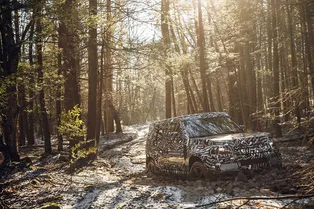 Land Rover показал первые фото нового Defender Land Rover показал первые фото нового Defender