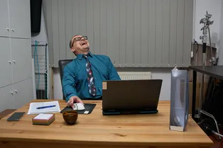 Исследование: почему в самый неподходящий момент бывает трудно сдержать смех и как все-таки успокоить себя