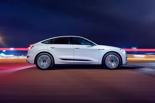 Audi e-tron Sportback: история о том, как немцы в фару проектор запихнули