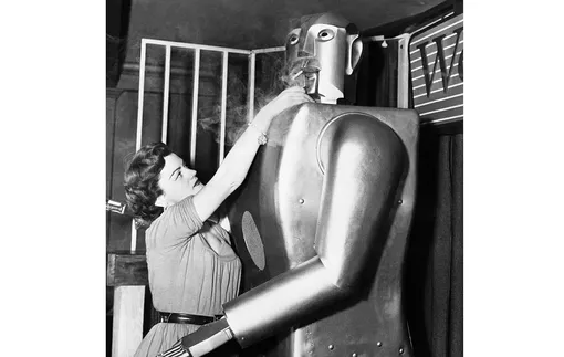 Модель Elektro компании Westinghouse произвела фурор на Всемирной выставке 1939 года — этот робот имел курить! Модель Elektro компании Westinghouse произвела фурор на Всемирной выставке 1939 года — этот робот имел курить!