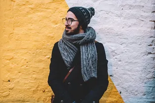 На улице все холоднее: самые удобные способы красиво завязать шарф