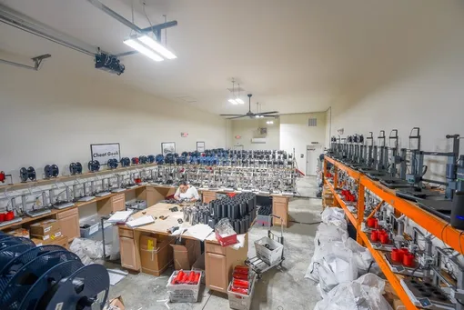 Склад Саттерли заполнен более чем 130 3D-принтерами. / Склад Саттерли заполнен более чем 130 3D-принтерами. /