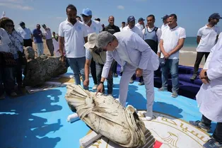 Из залива Абу-Кир в Египте подняли древние статуи и сфинкса Из залива Абу-Кир в Египте подняли древние статуи и сфинкса