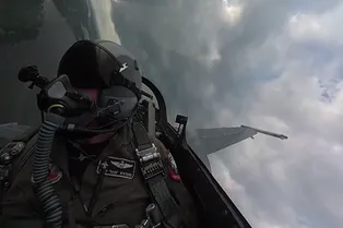 Высший пилотаж из кабины F-16: панорамное видео Высший пилотаж из кабины F-16: панорамное видео
