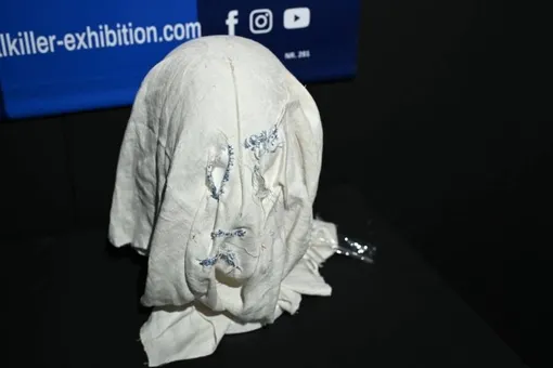 Копия капюшона, который использовал Призрачный убийца во время убийств Копия капюшона, который использовал Призрачный убийца во время убийств