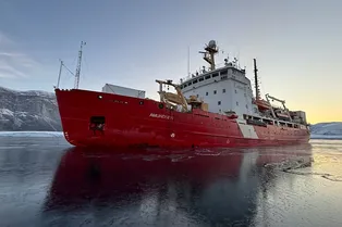 Последний в мире вечный морской лед тает в канадских проливах