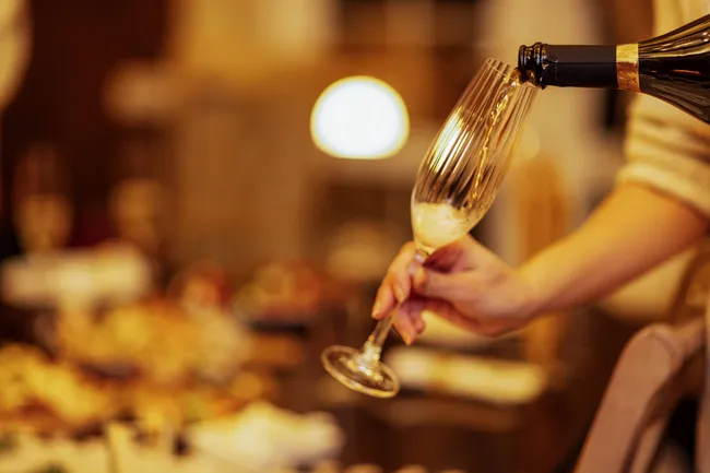 Не только шампанское: какие есть игристые вина и что выбрать на Новый год