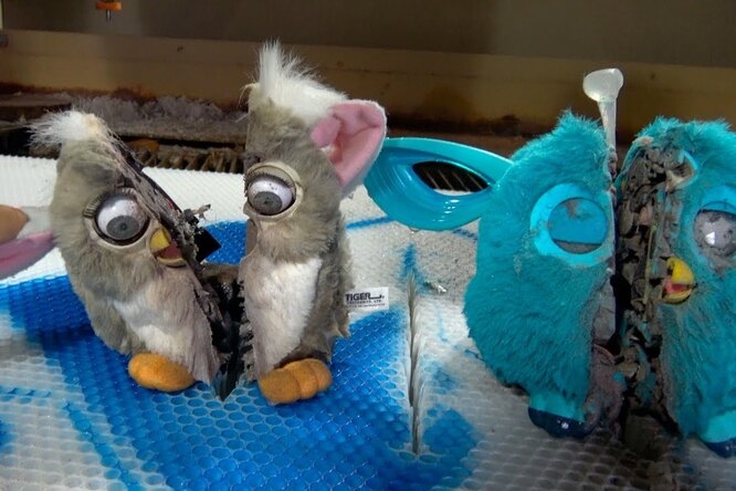 Furby под гидроабразивным резцом: что скрывается внутри игрушки Furby под гидроабразивным резцом: что скрывается внутри игрушки