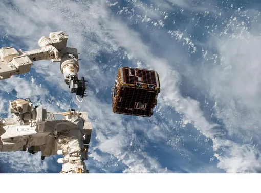 Вид на запуск спутника NanoRacks-Remove Debris, предназначенного для сбора космического мусора. Но он предназначен только для сбора мелкого орбитального мусора. Съемка с МКС.