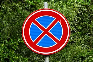 Кто нарушил правила остановки: эта картинка сбила с толку десятки водителей