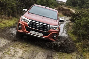 Toyota выпустила юбилейную версию пикапа Hilux Toyota выпустила юбилейную версию пикапа Hilux