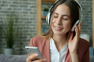 Исследование: прослушивание музыки с ритмичной стимуляцией может помочь снизить тревожность