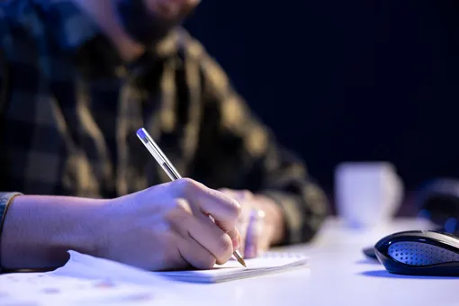 мужчина списывает текст с компьютера