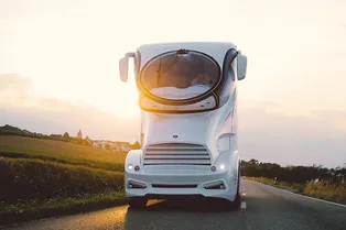 «Особняк на колесах»: как устроена жизнь внутри двухэтажного люкс-грузовика