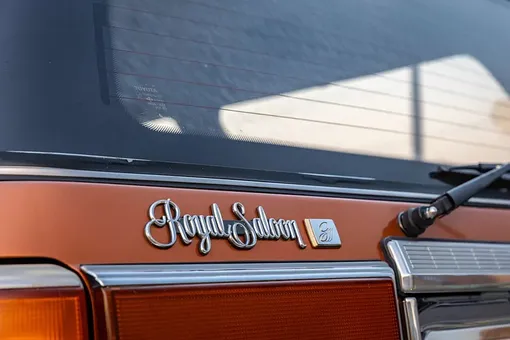 шильдик toyota royal saloon шильдик toyota royal saloon