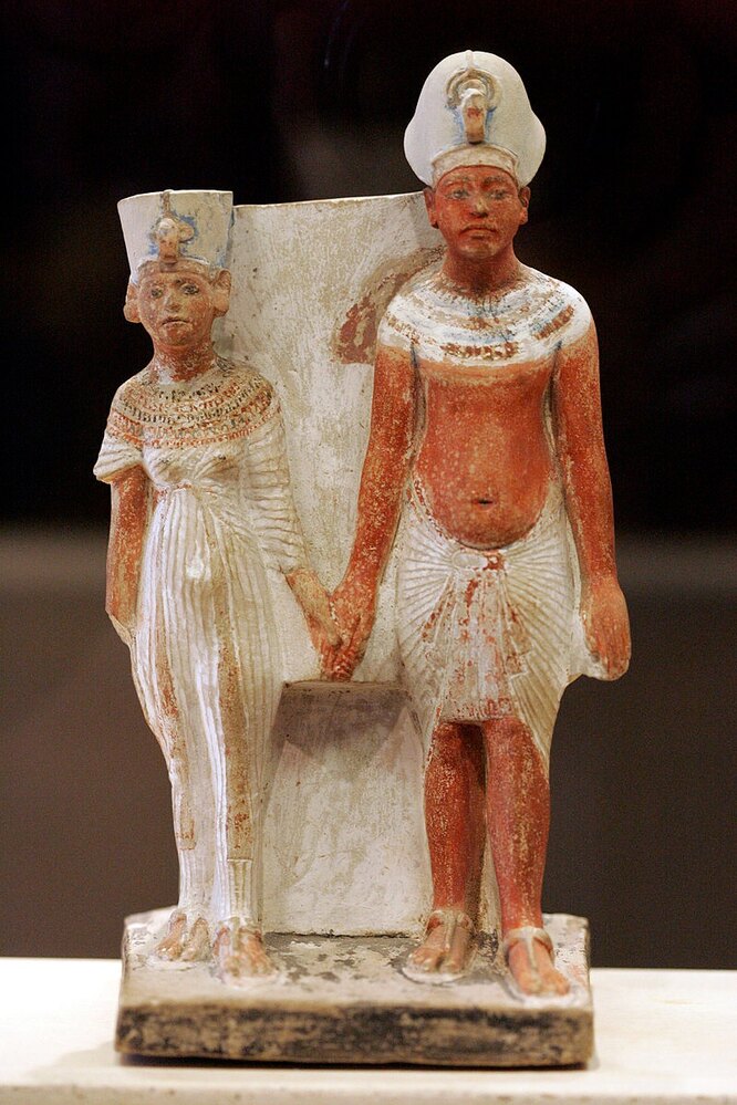 Genç Nefertiti ve Akhenaten'in (yaklaşık MÖ 1345) kireçtaşı heykelciği, Louvre