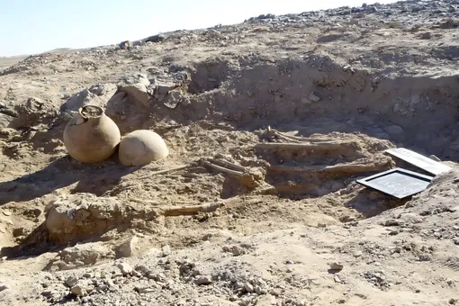 Археологи нашли в пустыне 4000-летнее одинокое захоронение Археологи нашли в пустыне 4000-летнее одинокое захоронение