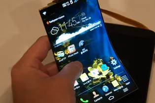 iPhone получит гнущийся экран iPhone получит гнущийся экран