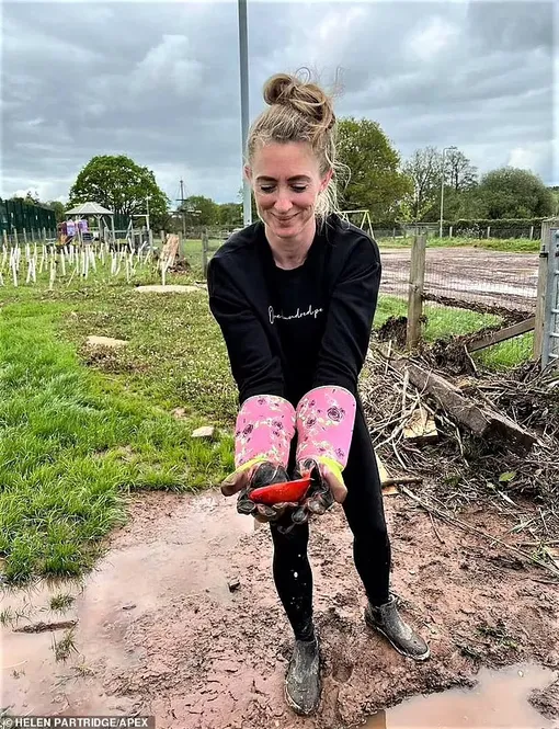 Хелен с найденной рыбкой