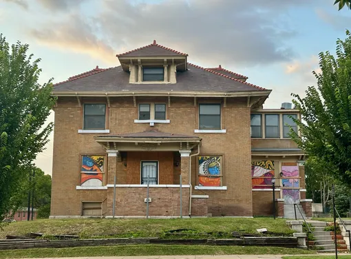 Коттедж Ректоров стоит до сих пор в Канзас-Сити.