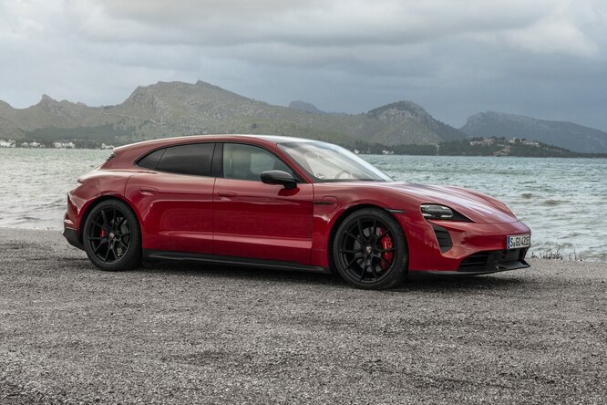 Практичный и динамичный: Porsche привез в Россию электроуниверсал Taycan Sport Turismo Практичный и динамичный: Porsche привез в Россию электроуниверсал Taycan Sport Turismo