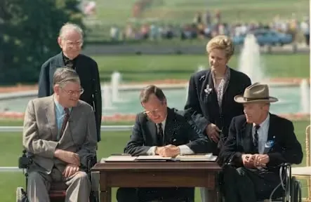 Джордж Буш подписал Закон об американцах с ограниченными возможностями от 1990 года.