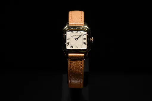 Первые наручные часы Cartier Santos-Dumont имели квадратный циферблат, римские цифры и кожаный ремешок. На фото — современная адаптация классической модели. Первые наручные часы Cartier Santos-Dumont имели квадратный циферблат, римские цифры и кожаный ремешок. На фото — современная адаптация классической модели.