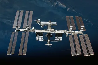 МКС отмечает 100 тысяч оборотов вокруг Земли МКС отмечает 100 тысяч оборотов вокруг Земли