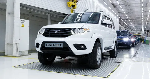 уаз патриот белый на коныейере уаз патриот белый на коныейере