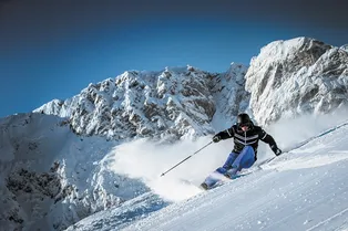 Волейбол на снегу и скиджоринг: зимние виды спорта для любителей мороза и экстрима