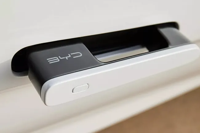 Китай запретит скрытые дверные ручки в автомобилях: что с ними не так