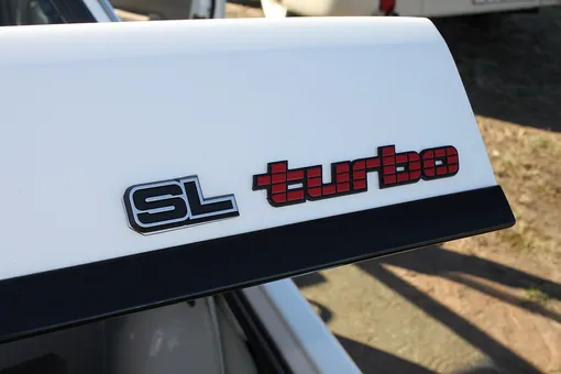 шильдик turbo на крышке багажника авто