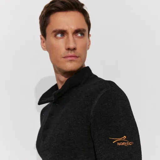 мужчина в теплом белье с воротником мужчина в теплом белье с воротником