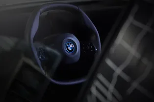 BMW сделала новый руль многоугольным BMW сделала новый руль многоугольным