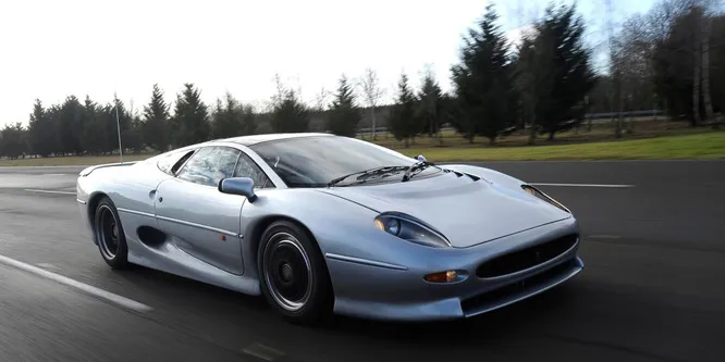 1992 год, Jaguar XJ220. 540 "лошадей" и 340 км/ч сделали эту модель самым скоростным в мире серийным автомобилем. Правда, рекорд держался всего год.