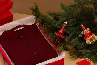 Успеть до курантов: подборка универсальных новогодних подарков из коллекций модных брендов