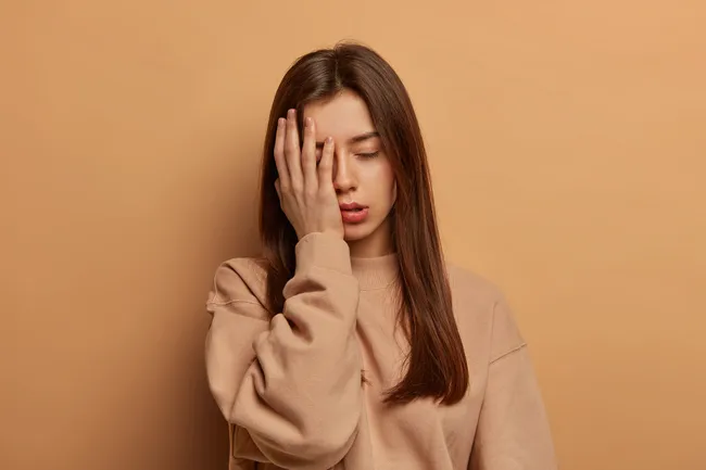 Это неловкое чувство: почему нам бывает стыдно за других и как избавиться от этих ощущений