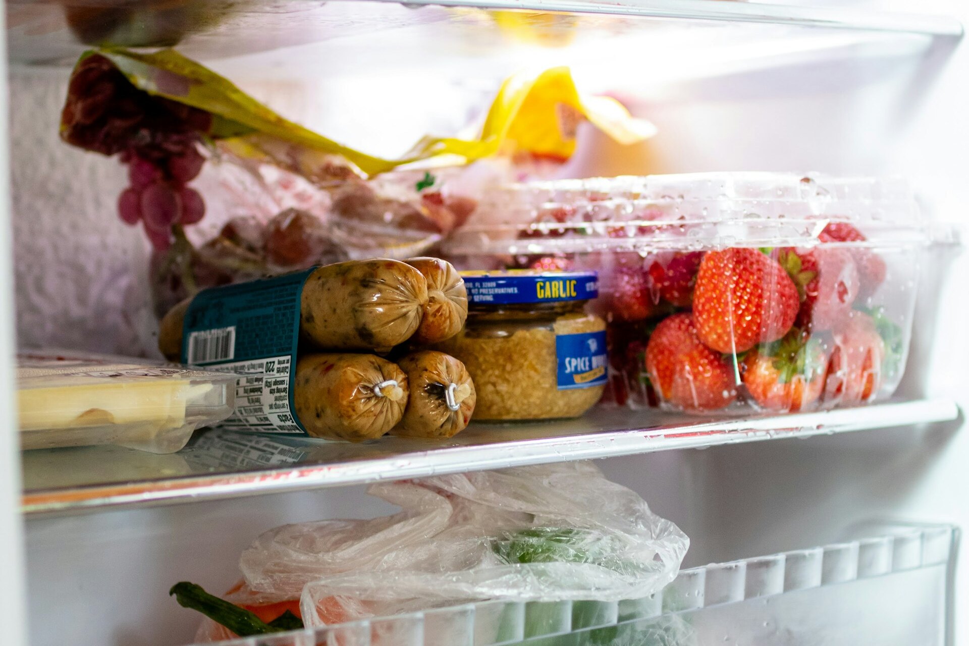 Хранение продуктов в холодильнике. Организация хранения продуктов. Холодильник для овощей. Организация пространства в холодильнике. Холодильник с едой.