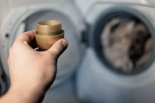 Опасный тренд: почему нельзя бросать колпачок с гелем для стирки прямо в барабан