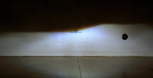 Свет фар на российских автомобилях должен быть больше направлен вправо. свет фар на стене