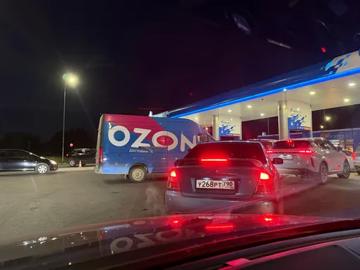 Очередь на автозаправке в Москве Очередь на автозаправке в Москве