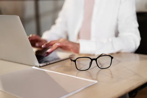 Очки рядом с ноутбуком Очки рядом с ноутбуком