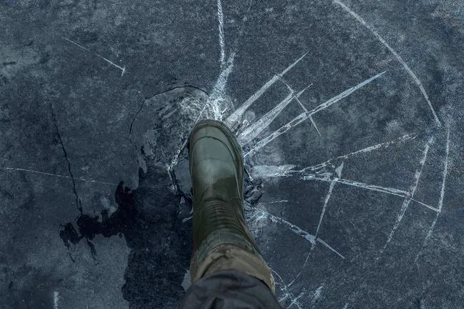 Каковы шансы выжить, если провалился под лед — и как выбраться из воды самостоятельно