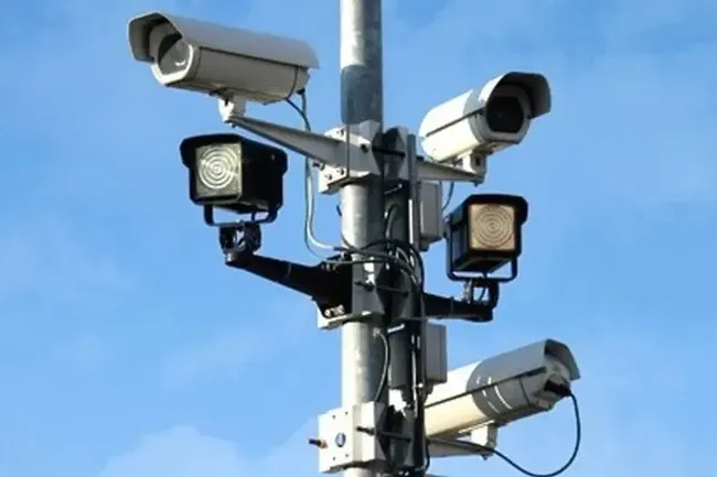 Камеры начали штрафовать водителей за остановку в полосе: как избежать штрафа