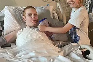 Простой кашель обернулся для мальчика ампутацией рук и ног Простой кашель обернулся для мальчика ампутацией рук и ног