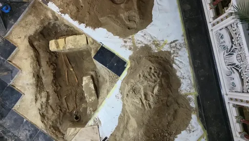 Останки были найдены под тем местом, где раньше находился церковный алтарь. ч