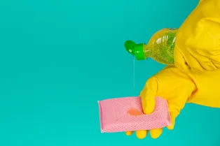 Удалит жирные пятна с одежды и поможет вымыть полы: удивительные способности жидкости для мытья посуды Удалит жирные пятна с одежды и поможет вымыть полы: удивительные способности жидкости для мытья посуды
